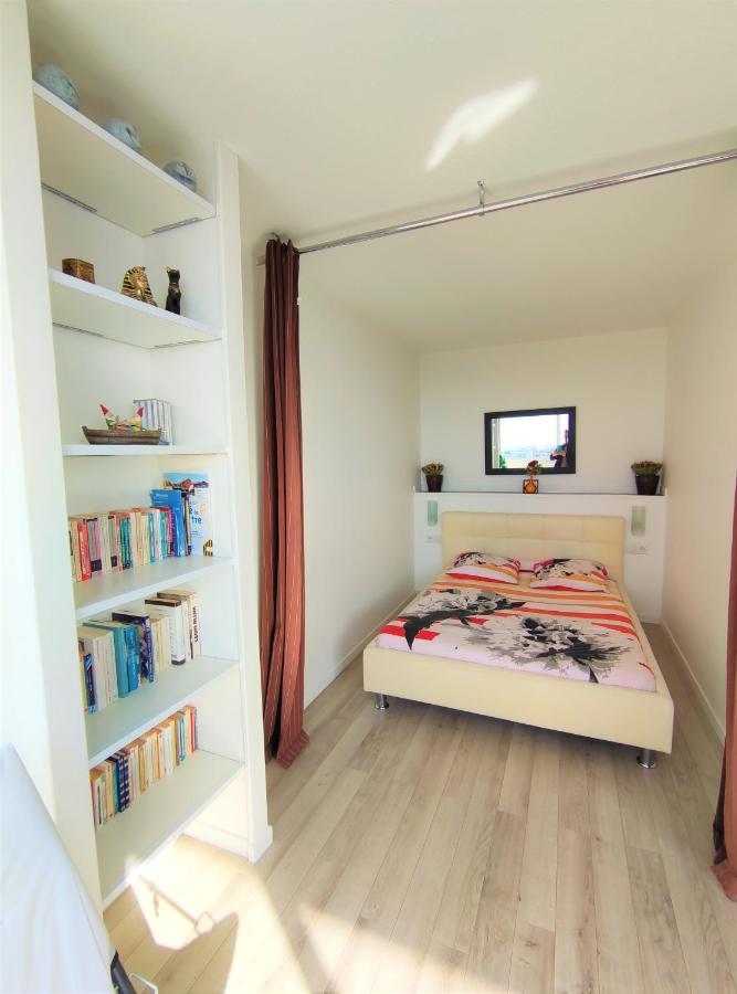 5 appartements indépendants situés à mi-chemin entre le Vieux Port et le Pont de l île de Ré La Rochelle  Esterno foto
