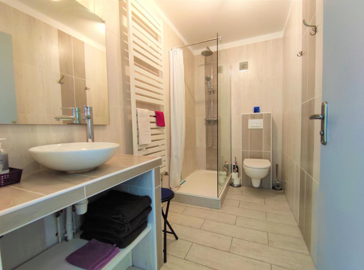 5 appartements indépendants situés à mi-chemin entre le Vieux Port et le Pont de l île de Ré La Rochelle  Esterno foto