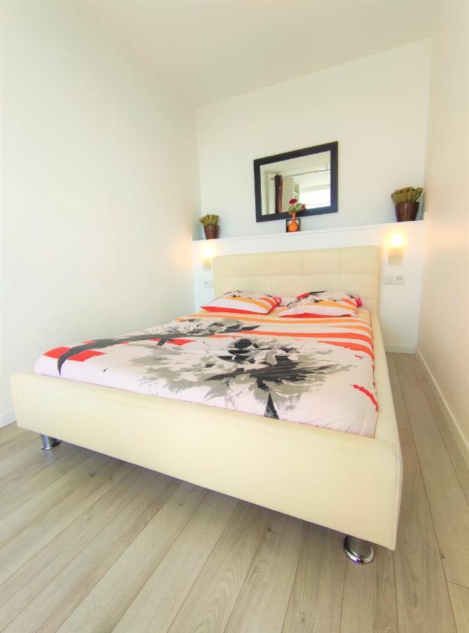 5 appartements indépendants situés à mi-chemin entre le Vieux Port et le Pont de l île de Ré La Rochelle  Esterno foto