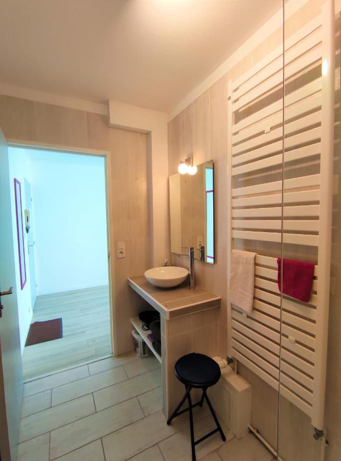 5 appartements indépendants situés à mi-chemin entre le Vieux Port et le Pont de l île de Ré La Rochelle  Esterno foto