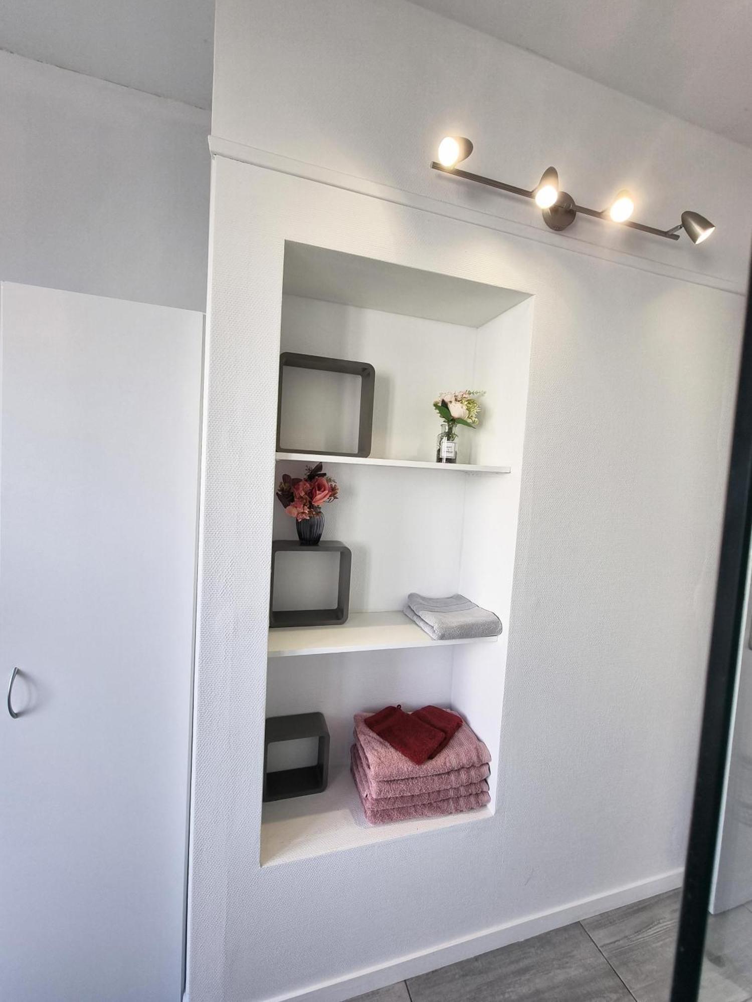 5 appartements indépendants situés à mi-chemin entre le Vieux Port et le Pont de l île de Ré La Rochelle  Esterno foto