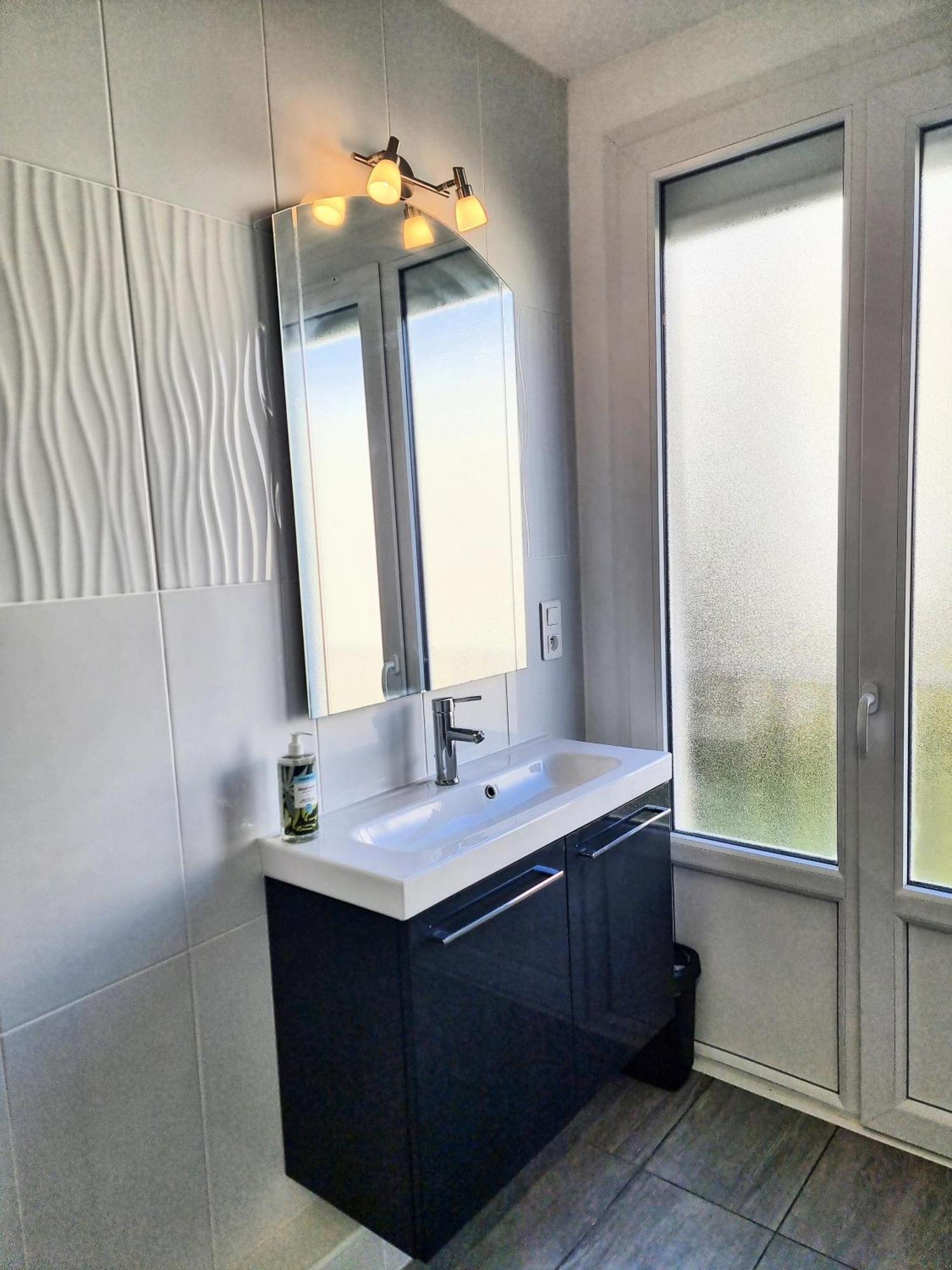 5 appartements indépendants situés à mi-chemin entre le Vieux Port et le Pont de l île de Ré La Rochelle  Esterno foto